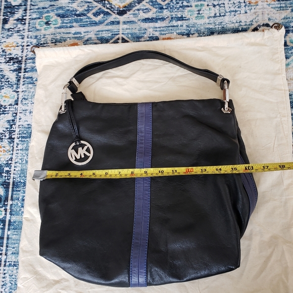 Michael Kors large leather hobo - EUC - Picture 9 of 11